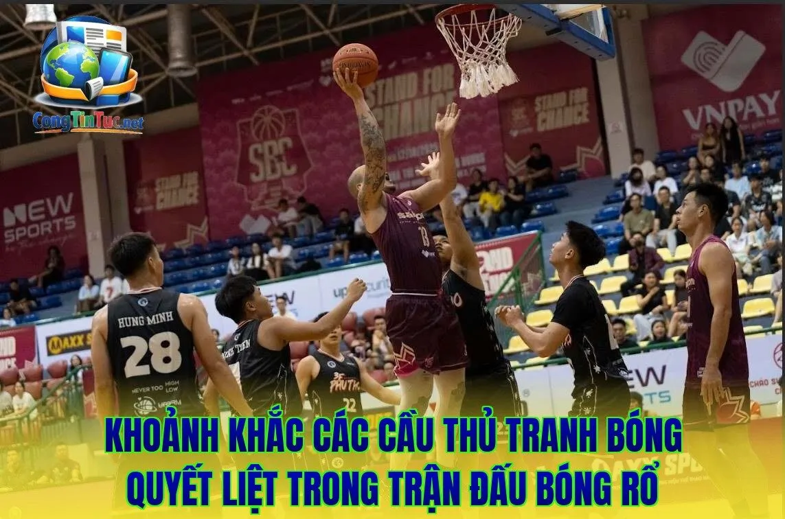 Khoảnh khắc các cầu thủ tranh bóng quyết liệt trong trận đấu bóng rổ