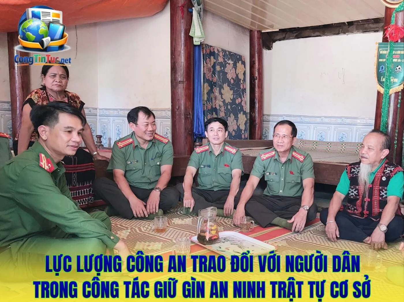 Lực lượng công an trao đổi với người dân trong công tác giữ gìn an ninh trật tự cơ sở